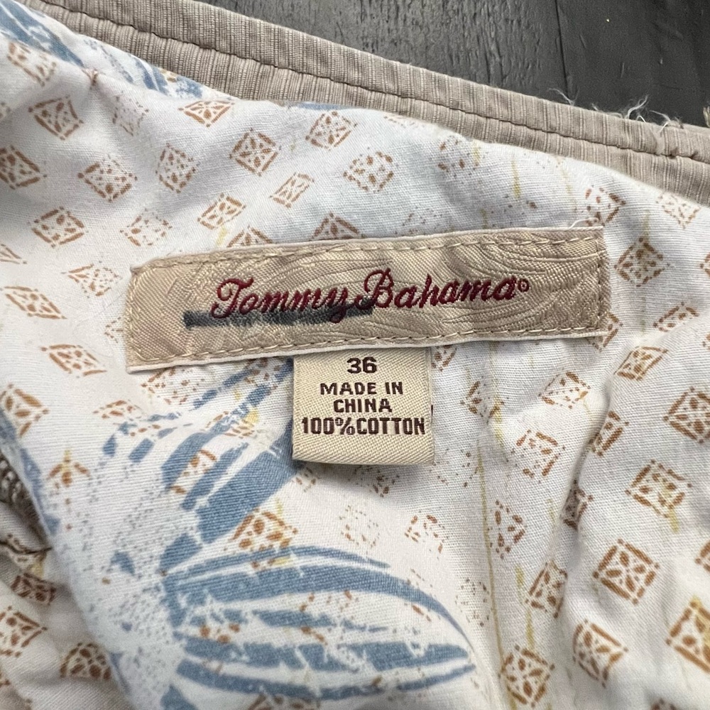 Tommy Bahama Khaki Cargo Shorts Size 36 Men’s EUC - Picture 4 of 9